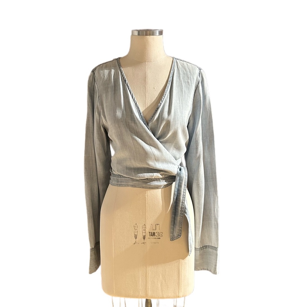 Beautiful, feminine wrap-around shirt in light blue denim from DL1961